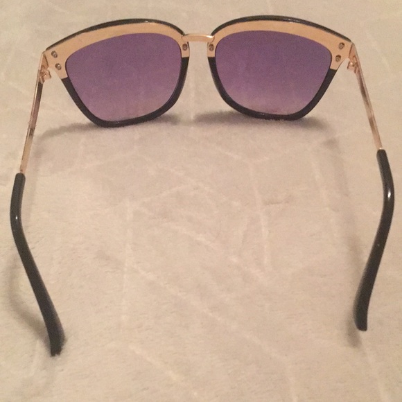 Beautiful sunglasses! - Picture 3 of 5